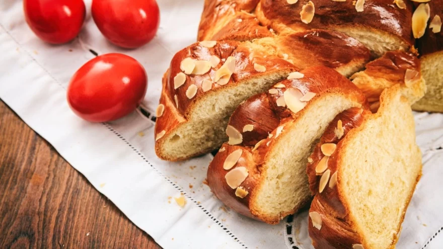 Τα υλικά για την πασχαλινή σοκομπανάνα με τρεμουλιαστή κρέμα και τσουρέκι