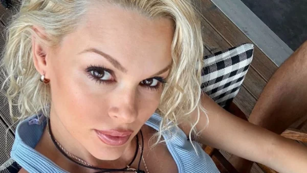 Βίκυ Κάβουρα: Η πρώτη φωτογραφία με τη νεογέννητη κόρη της - Λίγες ώρες μετά τον τοκετό