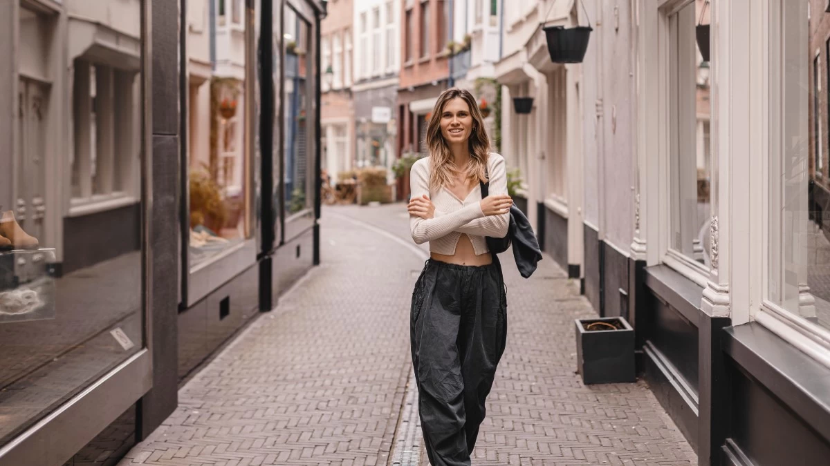 Αυτό είναι το τζιν που οι Γαλλίδες φοράνε όλο το καλοκαίρι