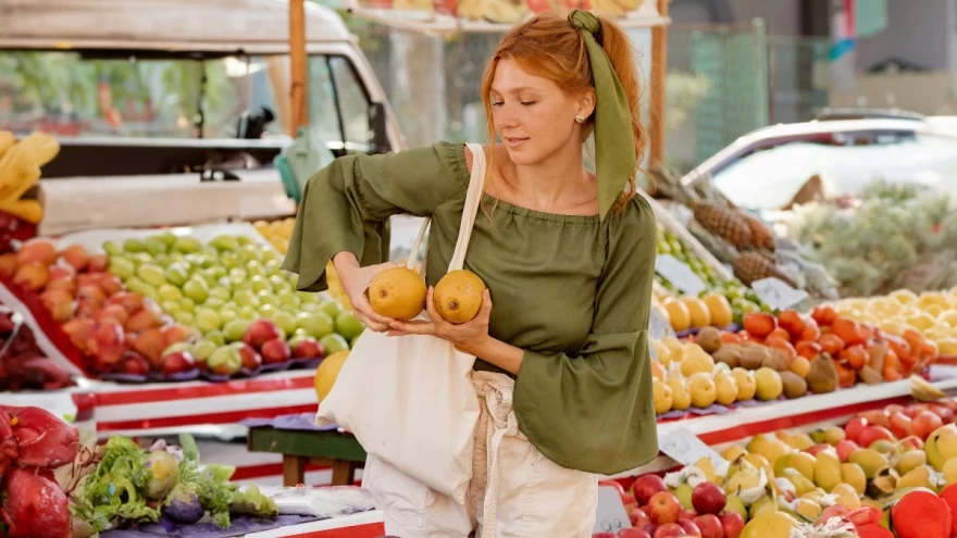 γυναίκα σε μανάβικο