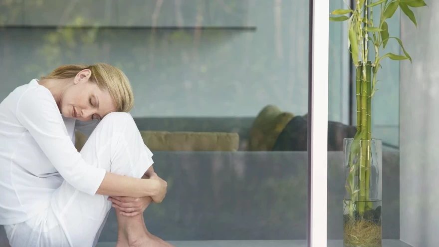 γυναίκα ψυχικά κουρασμένη κάθεται στο πάτωμα