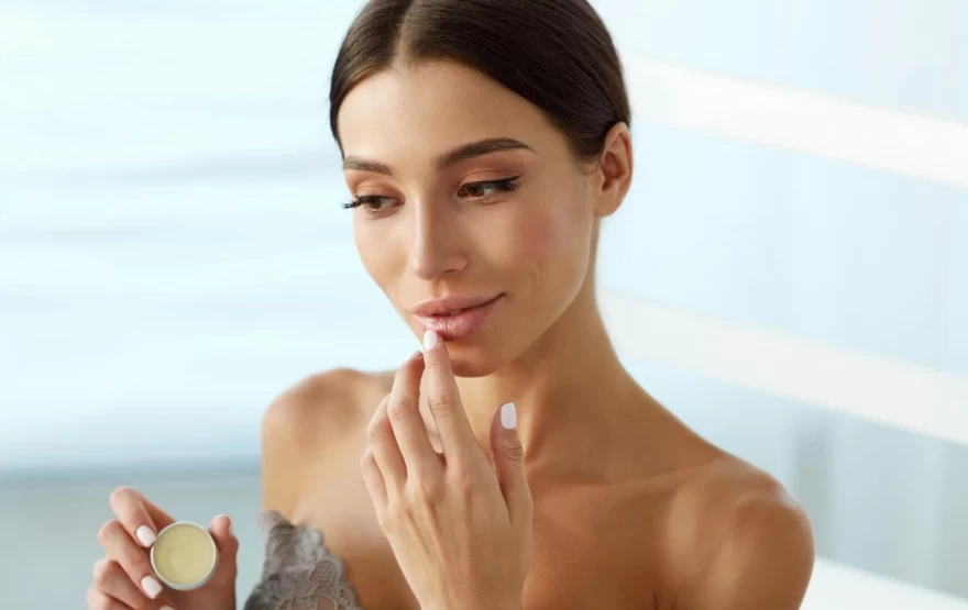 Με αυτό το beauty hack θα αποκτήσεις ζουμερά & σαρκώδη χείλη - Θα χρειαστείς 2 μόνο προϊόντα!