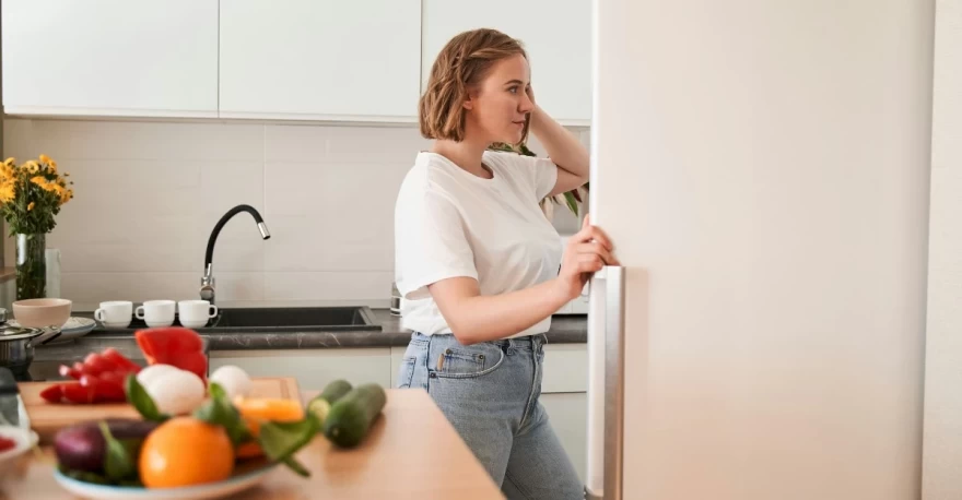 γυναίκα ανοίγει το ψυγείο της