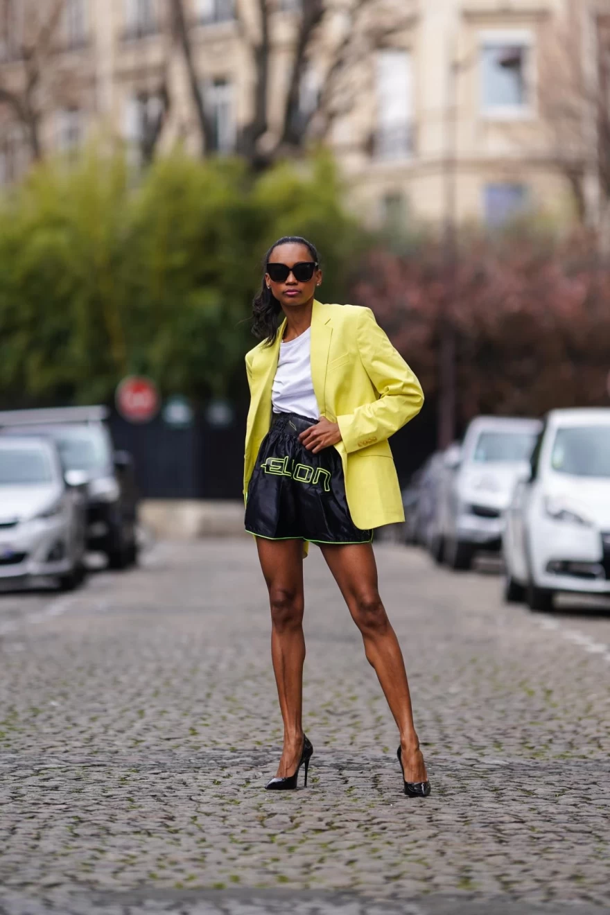 κοπέλα με κίτρινο σακάκι