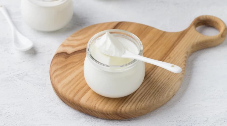 μπολ με γιαούρτι πάνω σε τραπέζι