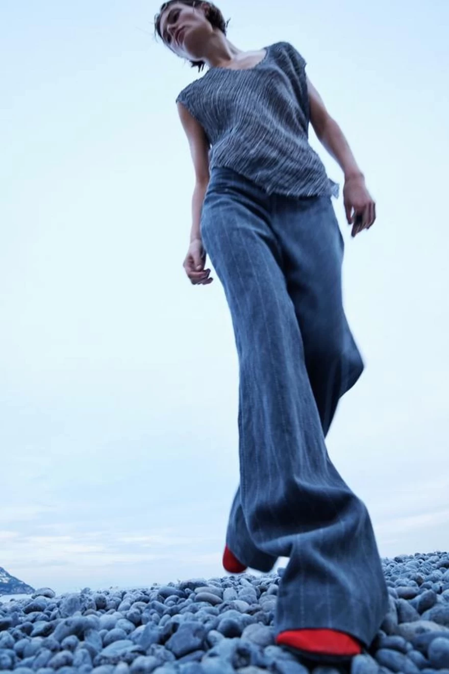 τζιν παντελόνι και κόκκινες μπαλαρίνες zara