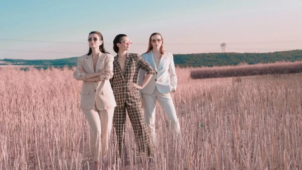 Αυτά τα "άκομψα" mules είναι η τελευταία εμμονή των fashionistas