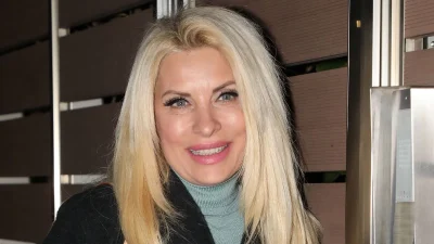 Ελένη Μενεγάκη: Μαυρισμένη και ατημέλητη στο εστιατόριο το Onar - Πόζαρε χωρίς μακιγιάζ και μας έδειξε τις φακίδες της