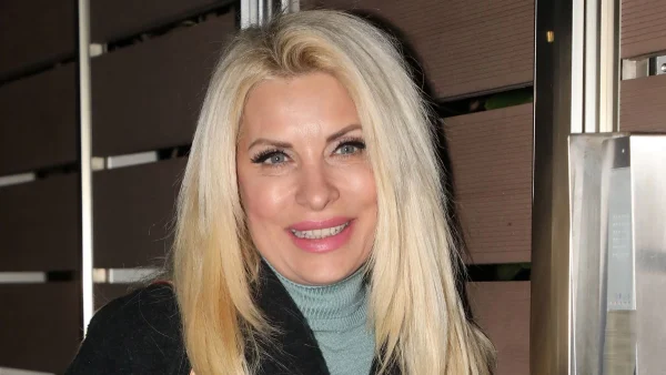 Ελένη Μενεγάκη: Μαυρισμένη και ατημέλητη στο εστιατόριο το Onar - Πόζαρε χωρίς μακιγιάζ και μας έδειξε τις φακίδες της