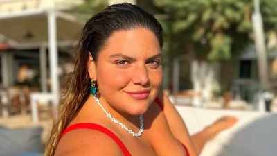 Δανάη Μπάρκα - Ποζάρει δίπλα στη θάλασσα και αναπολεί τις διακοπές της: «Πηγαίνετέ με πίσω!»