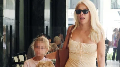Ελένη Μενεγάκη: Άβαφη με ατημέλητα μαλλιά και φλοράλ ρούχο - Η φωτογραφία που έβγαλε η μικρή Μαρίνα τη μαμά της