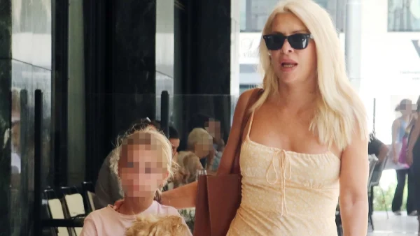 Ελένη Μενεγάκη: Άβαφη με ατημέλητα μαλλιά και φλοράλ ρούχο - Η φωτογραφία που έβγαλε η μικρή Μαρίνα τη μαμά της