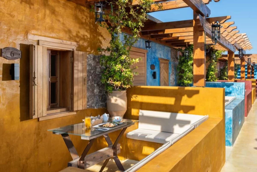 10GR Hotel & Wine bar