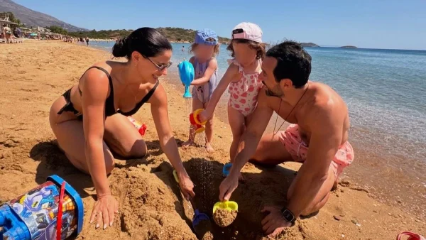 Η Χριστίνα Μπόμπα έχει γενέθλια και την «τούρτα» της την πήγαν οι δίδυμες κόρες της!