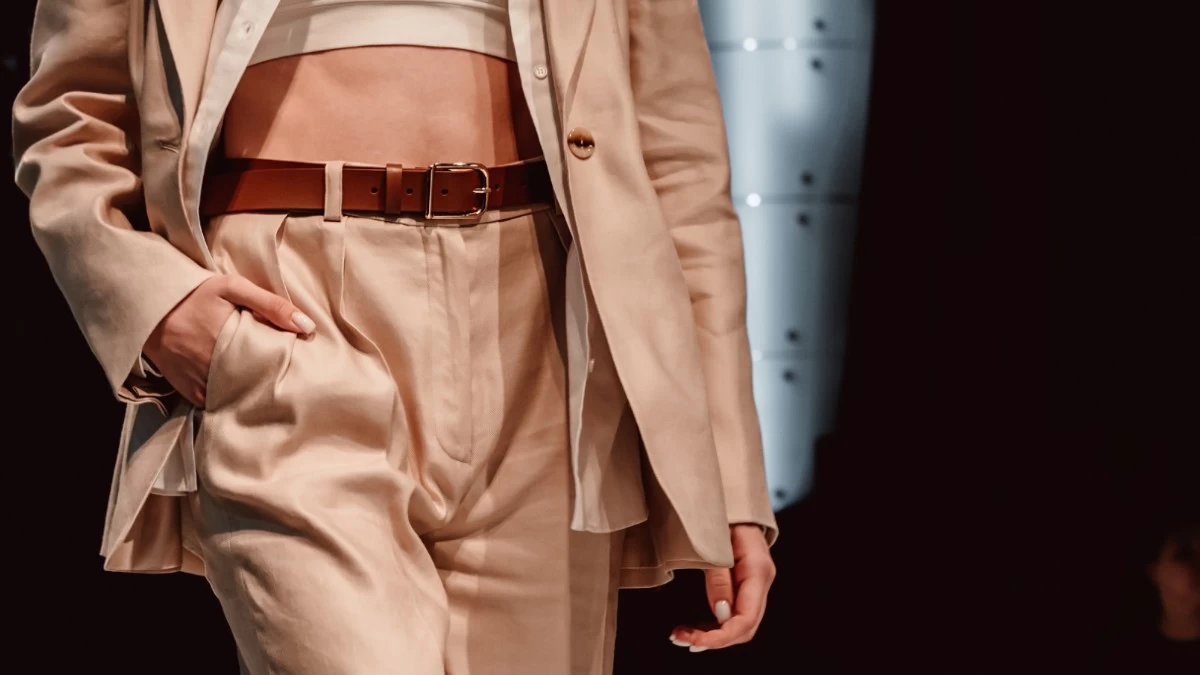 Αυτά είναι τα τέλεια παπούτσια για να συνδυάσεις το λινό παντελόνι του καλοκαιριού