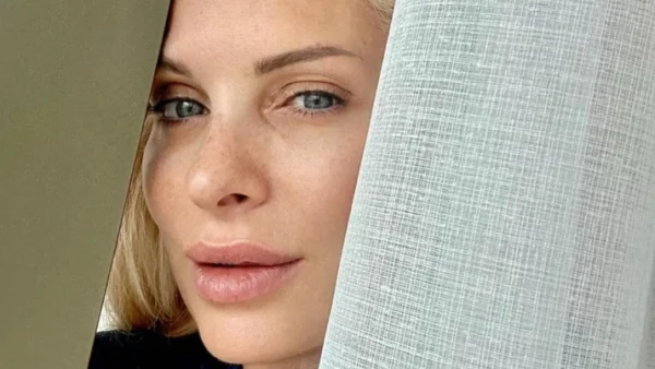 Ελένη Μενεγάκη: Με τα μαλλιά ανακατεμένα και τα χέρια ψηλά - Σούσουρο έξω από το στούντιο του MEGA