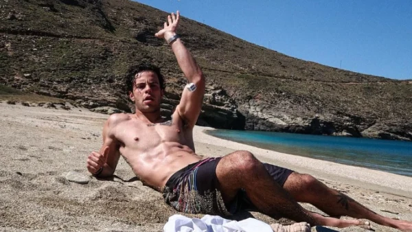 Άγγελος Λάτσιος: Τι κάνει τις ώρες που δεν δουλεύει στο ONAR - Η φωτογραφία από την πισίνα στο ξενοδοχείο του Ματέο Παντζόπουλου