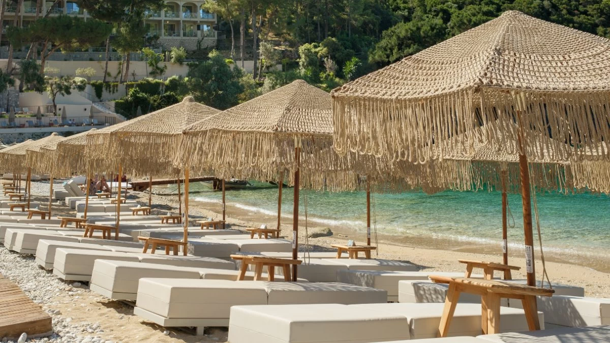 Akron Beach bar-restaurant: Για μπάνιο, φαγητό και ποτό στην Παλαιοκαστρίτσα