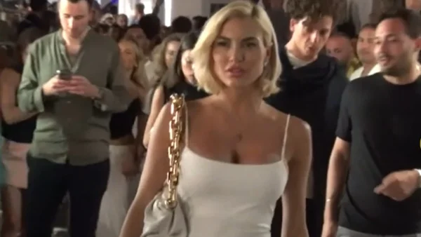 Αλεξάνδρα Παναγιώταρου: "Πάγωσαν" οι περαστικοί στο πέρασμά της - Η εντυπωσιακή εμφάνιση στα σοκάκια της Μυκόνου