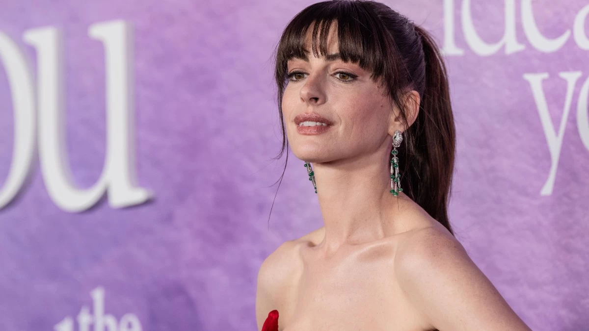 Anne Ηathaway: Αυτό είναι το μυστικό ομορφιάς της για τέλεια ζουμερά & σαρκώδη χείλη!