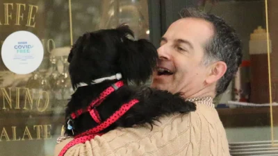 Συγκινεί ο Άρης Καβατζίκης: «Έχω βιώσει την απώλεια μητέρας και αδερφού και το “γιατί σε μένα” δεν μου έφυγε ποτέ»