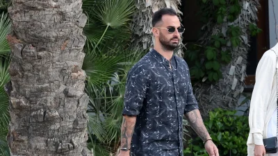 Άρης Σοϊλέδης: Η πρώτη επίσημη εμφάνιση με την νέα του σύντροφο - Ντυμένη στα λευκά σε γνωστό μαγαζί της Μυκόνου