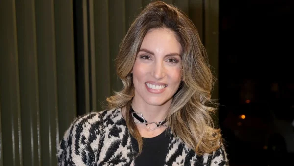 Αθηνά Οικονομάκου: Με αυτήν την αλλαγή στην εμφάνισή της «έκοψε» 15 χρόνια από πάνω της