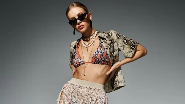 Αυτό είναι το μόνο αξεσουάρ που θα κάνει το μαγιό σου να φαίνεται 100% πιο στυλάτο