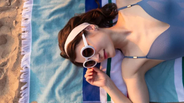 Τι θα φορέσεις πάνω από το μαγιό; 6 ιδέες για cover-ups που θα τα βλέπεις σε όλες τις παραλίες