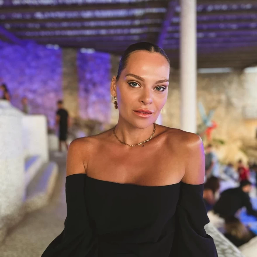 Η Υβόννη Μπόσνιακ στην Ίο