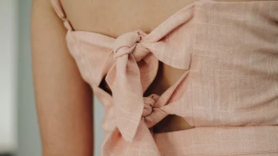 Αυτή είναι η νέα εμμονή στη μόδα και η top λεπτομέρεια που απενοχοποιεί τη θηλυκότητα