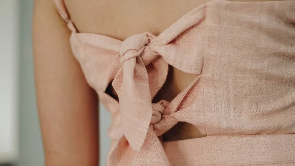 Αυτή είναι η νέα εμμονή στη μόδα και η top λεπτομέρεια που απενοχοποιεί τη θηλυκότητα