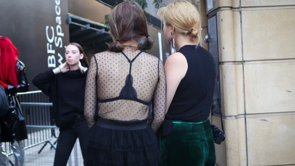 Αυτό το σουτιέν από τα Zara είναι το μόνο που χρειάζεσαι το καλοκαίρι - Κοστίζει 9,99 ευρώ και θα το βάλεις και σαν bralette