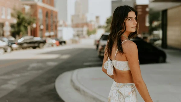 Bralette: Το πιο θηλυκό τοπ του καλοκαιριού - Πώς θα το φορέσεις χωρίς να είσαι κιτς