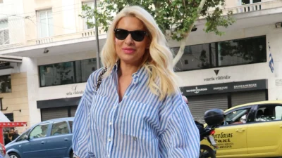 Ελένη Μενεγάκη: Στο ξενοδοχείο της στην Άνδρο με λευκό μίνι φορεματάκι - Η πόζα στον κήπο της