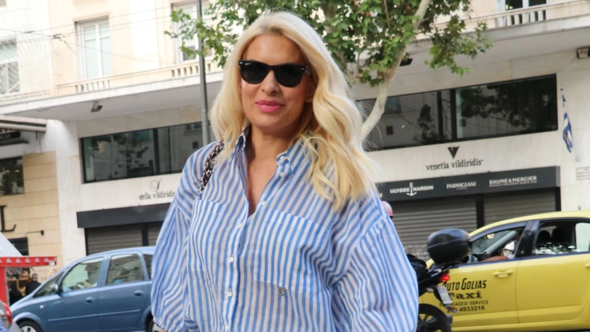 Ελένη Μενεγάκη: Στο ξενοδοχείο της στην Άνδρο με λευκό μίνι φορεματάκι - Η πόζα στον κήπο της