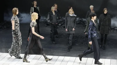 Παριζιάνικη μεγαλοπρέπεια του 19ου αιώνα: Η επίδειξη μόδας της Chanel ήταν μια ωδή στον ταφτά και τα βελούδα