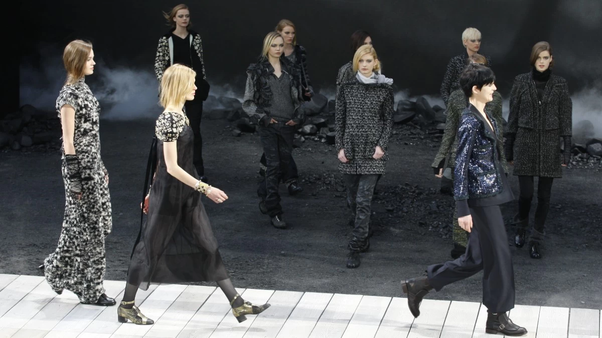 Παριζιάνικη μεγαλοπρέπεια του 19ου αιώνα: Η επίδειξη μόδας της Chanel ήταν μια ωδή στον ταφτά και τα βελούδα