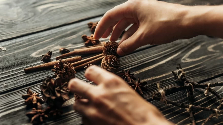 κανέλα πάνω στο τραπέζι