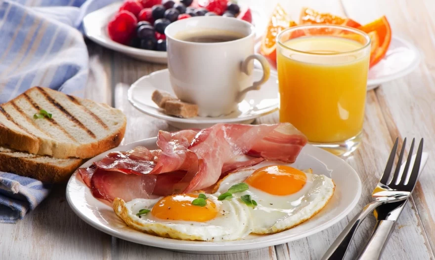 πλούσιο πρωινό με καφέ