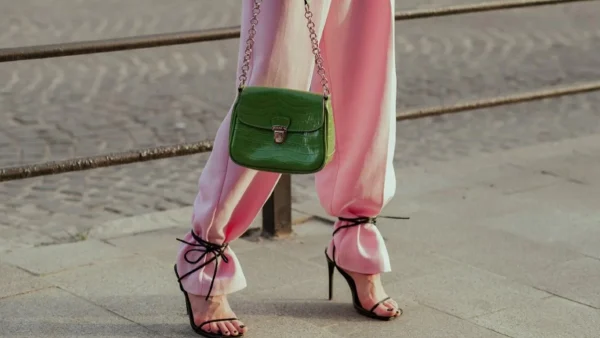 4 απρόσμενοι συνδυασμοί χρωμάτων για να αποφύγεις τις "βαρετές" εμφανίσεις το καλοκαίρι