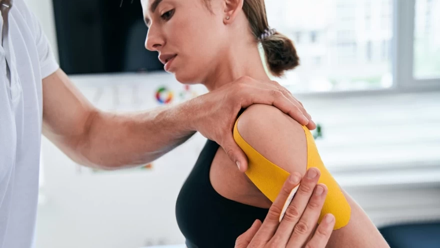 γυναίκα που βάζει επιθέματα