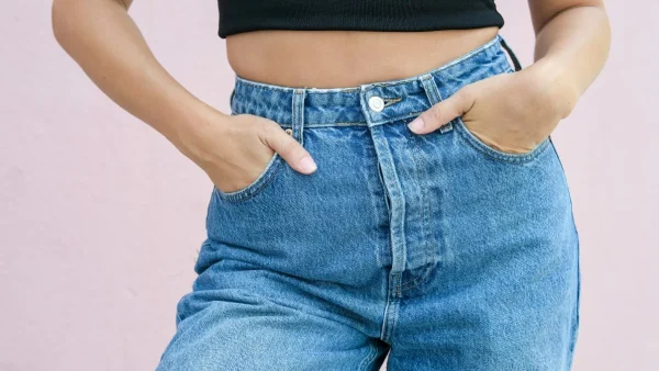 Γιατί δεν πρέπει να πλένεις το τζιν σου - 3 τρόποι για να το καθαρίσεις χωρίς νερό