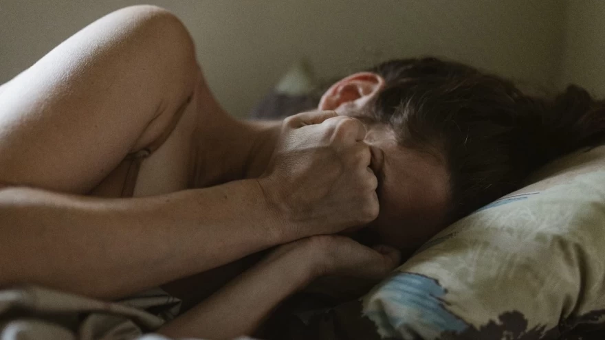 γυναίκα με κατάθλιψη στο κρεβάτι