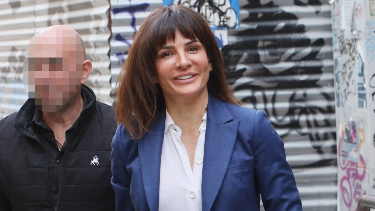 Δήμητρα Ματσούκα: Ξανθιά με animal print φόρεμα - Μαζί με τη γιαγιά μέσα στο εκλογικό κέντρο