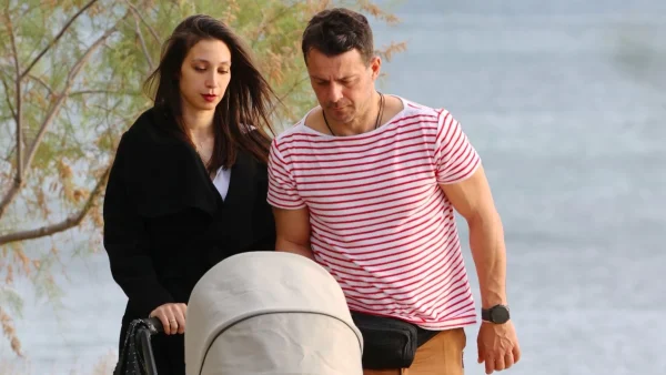 Γιώργος Αγγελόπουλος: Η φωτογραφία από το σπίτι της μητέρα του στην Σκιάθο - Το ταξίδι με την Βαμβακούση και το μωρό