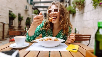 9 λάθη που κάνουμε το καλοκαίρι στο βραδινό φαγητό και παχαίνουμε