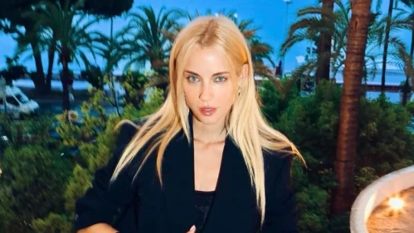 Με μακρύ καρέ και φραντζάκια η Δούκισσα Νομικού: «Μικρότερη φαίνεσαι» - Δεκάδες αντιδράσεις κάτω από την ανάρτηση με την αλλαγή στην εμφάνισή της