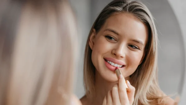 Έχεις ξηρά χείλη; Με αυτά τα κόλπα θα απλώσεις σωστά το κραγιόν σου & θα δείχνει τέλειο!