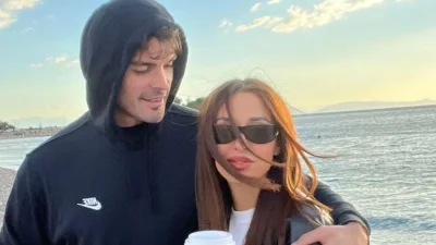 Η Ελένη Φουρέιρα και ο Αλμπέρτο Μποτία ποζάρουν στην παραλια